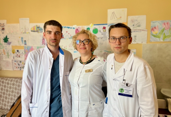 De izquierda a derecha, los médicos Oleksii, Yanina y Yurii. Todos trabajan en el hospital de Holovanivsk, en el centro de Ucrania, donde un equipo de MSF ha impartido varias formaciones. 27 de mayo de 2022 © Igor G. Barbero/MSF