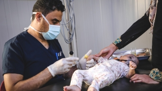Najlaa,de 5 meses, en la sala de urgencias del Hospital Nablus, gestionado por MSF en Mosul. © Florence Dozol / MSF