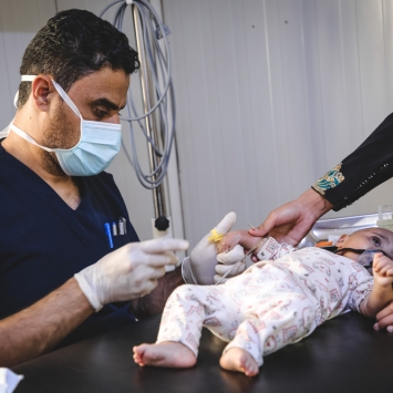 Najlaa,de 5 meses, en la sala de urgencias del Hospital Nablus, gestionado por MSF en Mosul. © Florence Dozol / MSF