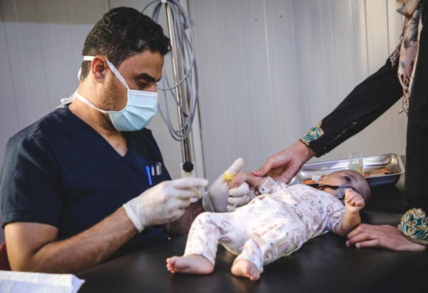 Najlaa,de 5 meses, en la sala de urgencias del Hospital Nablus, gestionado por MSF en Mosul. © Florence Dozol / MSF