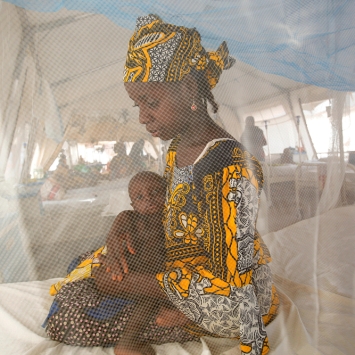 Una madre y su hijo, quien fue admitido con desnutrición al centro de alimentación terapéutica Kofar Sauri en Katsina, Nigeria. Junio de 2022. © George Osodi