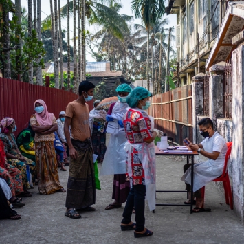 Pacientes llegando a la clínica de MSF en el ghetto Aung Mingalar. Marzo de 2022. © Ben Small/MSF