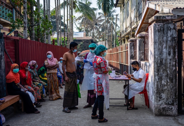 Pacientes llegando a la clínica de MSF en el ghetto Aung Mingalar. Marzo de 2022. © Ben Small/MSF