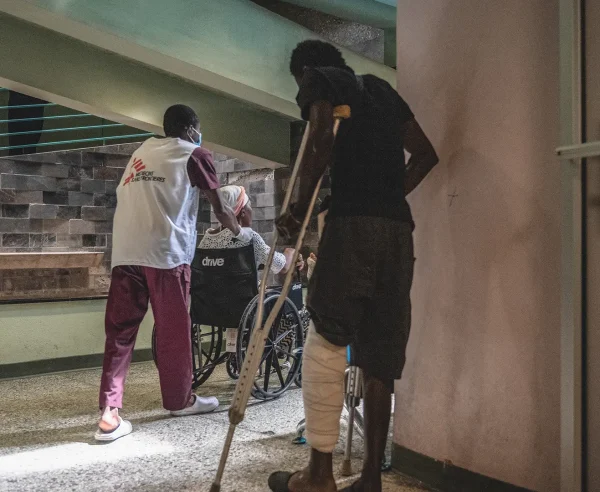 Tras ser atendidos y estabilizados por el equipo de MSF en Turgeau, estos pacientes, víctimas de un accidente de tráfico, recibieron el alta hospitalaria y regresaron a sus hogares. Puerto Príncipe, Haití, lunes 21 de junio de 2022.