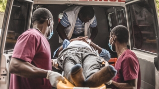 Un paciente siendo subido a una ambulancia de MSF en Turgeau, Haití