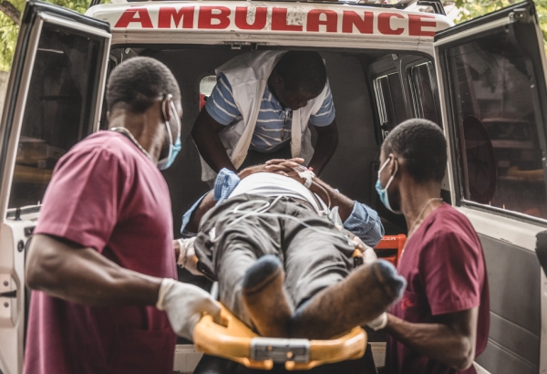 Un paciente siendo subido a una ambulancia de MSF en Turgeau, Haití