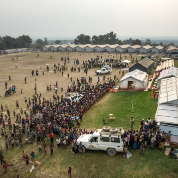 Una vista aérea del estadio donde se refugian las personas en Kivu Norte