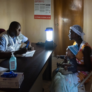 Un médico de MSF hablando con una paciente en Haití.