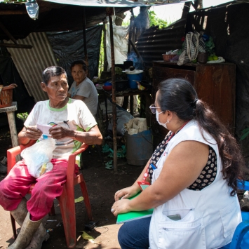 Una trabajadora de MSF brindando información sobre la Nefropatía endémica Mesoamericana. © Arlette Blanco / MSF