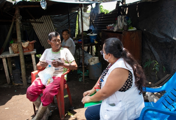 Una trabajadora de MSF brindando información sobre la Nefropatía endémica Mesoamericana. © Arlette Blanco / MSF