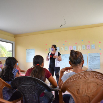 Las charlas psicoeducativas y las terapias grupales son algunas de las estrategias que trabajan nuestros equipos comunitarios con los y las adolescentes. © Laura Aceituno / MSF