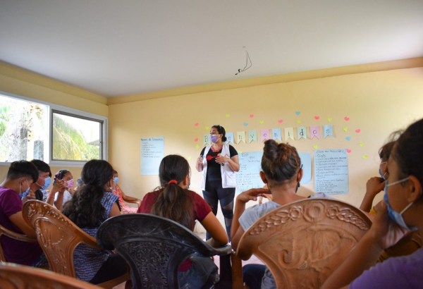 Las charlas psicoeducativas y las terapias grupales son algunas de las estrategias que trabajan nuestros equipos comunitarios con los y las adolescentes. © Laura Aceituno / MSF