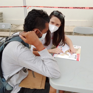 Olimpia Garduño, de MSF, en una clínica móvil de MSF asiste a migrantes de venezuela