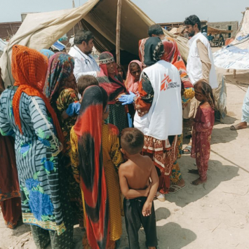 El equipo de MSF imparte una sesión de salud materno infantil en un campo de personas desplazadas en la administración/distrito de Dera Murad Jamali, Pakistán.
