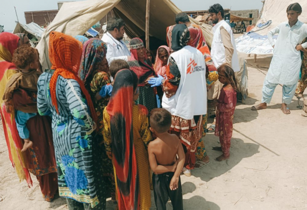 El equipo de MSF imparte una sesión de salud materno infantil en un campo de personas desplazadas en la administración/distrito de Dera Murad Jamali, Pakistán.