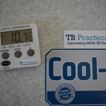 Ensayo clínico TB-PRACTECAL. Caja de refrigeración médica para el transporte de muestras (sangre/esputo) desde el punto de recogida de muestras hasta el laboratorio, utilizada para el ensayo clínico TB-PRACTECAL.