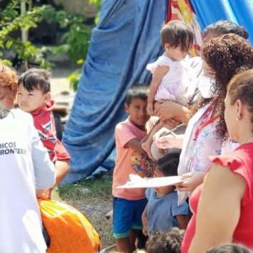 El equipo de educación comunitaria de MSF hizo entrega de kits de higiene como parte de la respuesta a la emergencia por las inundaciones en Honduras.
