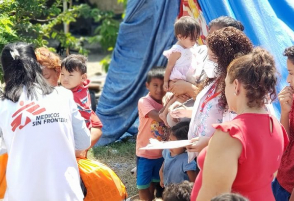El equipo de educación comunitaria de MSF hizo entrega de kits de higiene como parte de la respuesta a la emergencia por las inundaciones en Honduras.