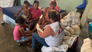 Una familia recibe atención por parte del equipo de MSF en el albergue de Yoro, Honduras