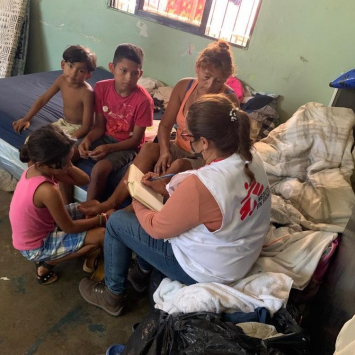 Una familia recibe atención por parte del equipo de MSF en el albergue de Yoro, Honduras