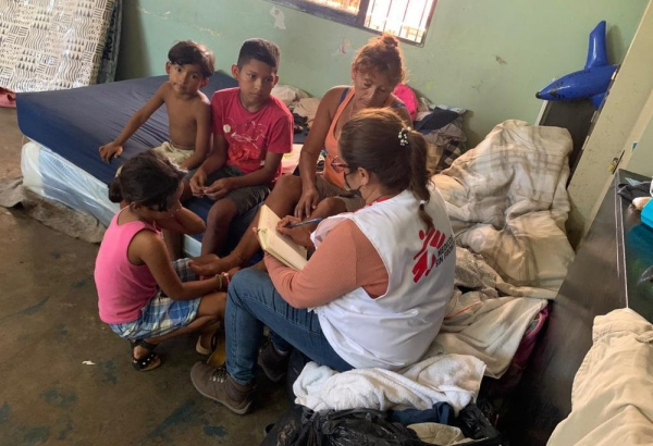 Una familia recibe atención por parte del equipo de MSF en el albergue de Yoro, Honduras