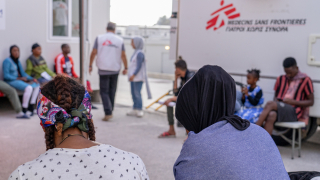 Pacientes en la sala de espera fuera de la clínica móvil en el Centro de Acceso de Control Cerrado en Zervou, Samos
