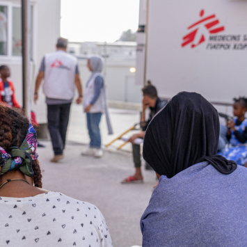 Pacientes en la sala de espera fuera de la clínica móvil en el Centro de Acceso de Control Cerrado en Zervou, Samos