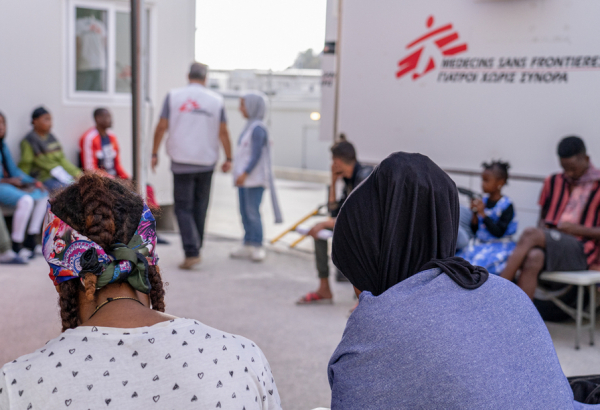 Pacientes en la sala de espera fuera de la clínica móvil en el Centro de Acceso de Control Cerrado en Zervou, Samos