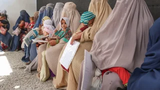 Mujeres sentadas en la sala de espera fuera del Centro de Alimentación Terapéutica Ambulatoria de MSF donde atendemos a niños y niñas con desnutrición. Kandahar, Afganistán.