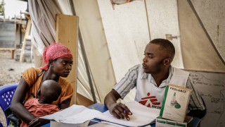 Naomi y su hijo Alexis en consulta con el equipo de Médicos Sin Fronteras en República Democrática del Congo