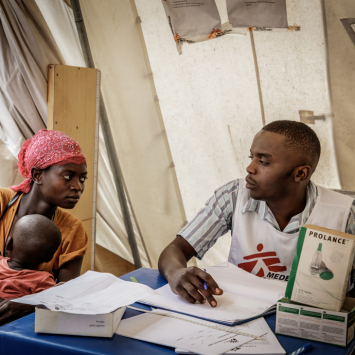 Naomi y su hijo Alexis en consulta con el equipo de Médicos Sin Fronteras en República Democrática del Congo