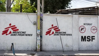 Puerta de entrada del centro de emergencia de MSF Turgeau, ubicado en el centro de Puerto Príncipe, Haití, 2023. © Alexandre Marcou/MSF