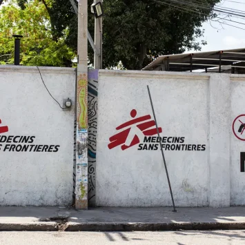 Puerta de entrada del centro de emergencia de MSF Turgeau, ubicado en el centro de Puerto Príncipe, Haití, 2023. © Alexandre Marcou/MSF