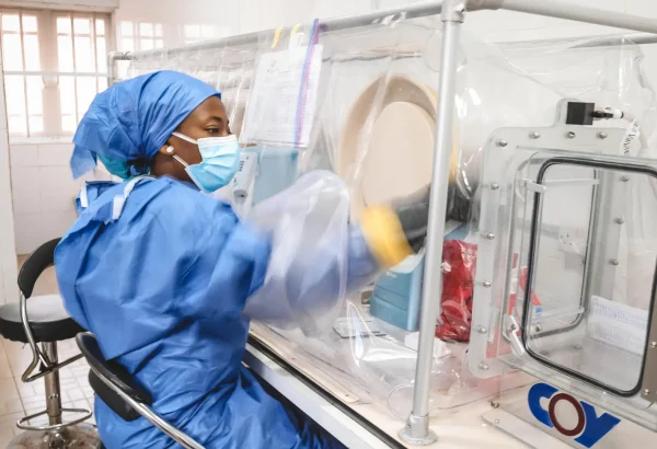 Chima Chinda, científica de laboratorio de MSF, trabaja en una muestra de sangre de un caso sospechoso de fiebre de Lassa en la unidad de virología del hospital universitario federal Alex Ekwueme en Abakaliki, estado de Ebonyi, Nigeria, marzo de 2023.
