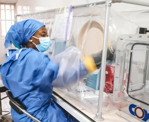 Chima Chinda, científica de laboratorio de MSF, trabaja en una muestra de sangre de un caso sospechoso de fiebre de Lassa en la unidad de virología del hospital universitario federal Alex Ekwueme en Abakaliki, estado de Ebonyi, Nigeria, marzo de 2023.
