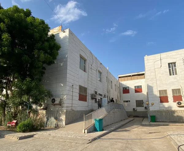 La entrada a la sala de emergencias del Centro de Trauma de MSF en Adén, dentro del Hospital Al-Salam en Adén, Yemen, donde se evalúa y estabiliza a los pacientes antes de recibir atención adicional.