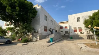 Entrada a urgencias del centro de traumatología de Adén, dentro del hospital Al-Salam, en Adén, Yemen, junio de 2022.