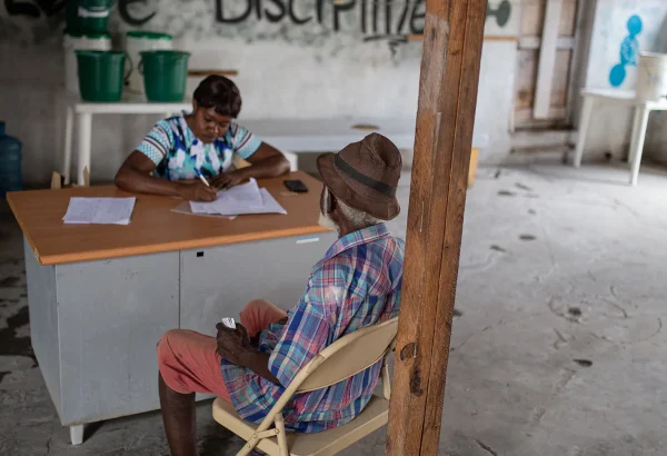 Un hombre con síntomas similares al cólera recibe tratamiento de una enfermera en una clínica móvil de MSF en Bel Air, Haití.