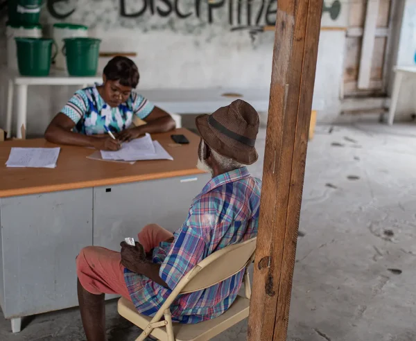 Un hombre con síntomas similares al cólera recibe tratamiento de una enfermera en una clínica móvil de MSF en Bel Air, Haití.