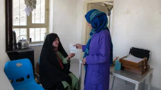 Najiba, una partera de MSF, atendiendo a una paciente en el centro de salud comunitario de Band-e-Amir, apoyado por MSF, en Yakawalang, Afganistán.