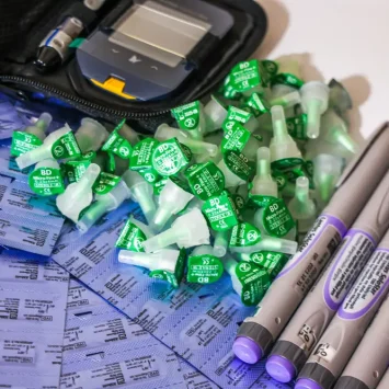 Una colección de plumas de insulina y tapones de agujas junto a un glucómetro en la clínica de MSF en Arsal, al norte del Líbano, donde MSF reintrodujo las plumas de insulina como parte de su atención médica gratuita para personas con diabetes tipo 1.