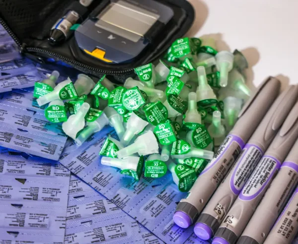 Una colección de plumas de insulina y tapones de agujas junto a un glucómetro en la clínica de MSF en Arsal, al norte del Líbano, donde MSF reintrodujo las plumas de insulina como parte de su atención médica gratuita para personas con diabetes tipo 1.