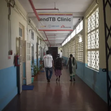 Personal de MSF y pacientes caminan en los pasillos de la clínica donde reciben atención contra la tuberculosis.