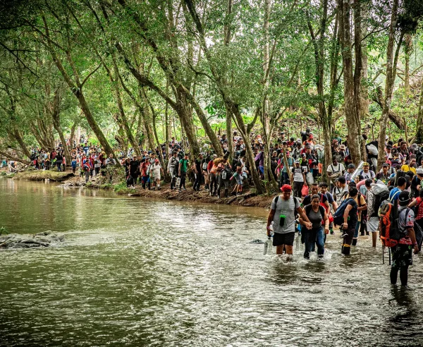 Durante su travesía por el Darién, las personas migrantes deben cruzar los ríos Acandí y Tuquesa. Colombia, Ecuador y Panamá.