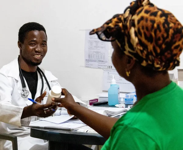 Maria se desplazó en 2020 cuando la aldea de Macomia fue atacada y regresó a casa en 2022. Desde su regreso a Macomia, ha estado recibiendo tratamiento antirretroviral en la clínica de MSF en Nanga.
