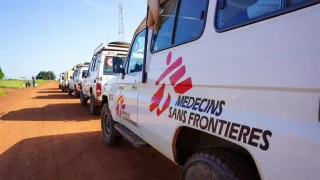 Cinco vehículos de MSF transportan suministros y equipos de MSF a una clínica móvil en el condado de Morobo, en Ecuatoria Central.