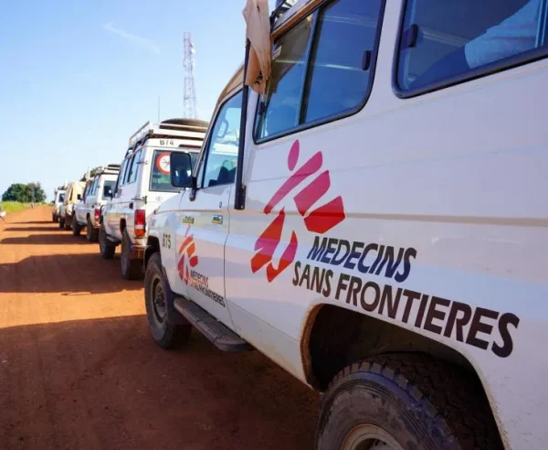 Cinco vehículos de MSF transportan suministros y equipos de MSF a una clínica móvil en el condado de Morobo, en Ecuatoria Central.