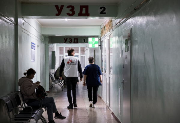 Anna Svesova, directora del hospital en Trostianets, Ucrania, caminando junto a un integrante de MSF (hombre) por un pasillo del recinto.