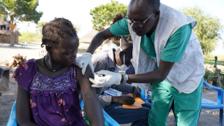 El equipo de MSF administra la primera dosis de la vacuna contra la hepatitis E en Sudán del Sur.