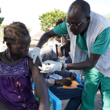 El equipo de MSF administra la primera dosis de la vacuna contra la hepatitis E en Sudán del Sur.